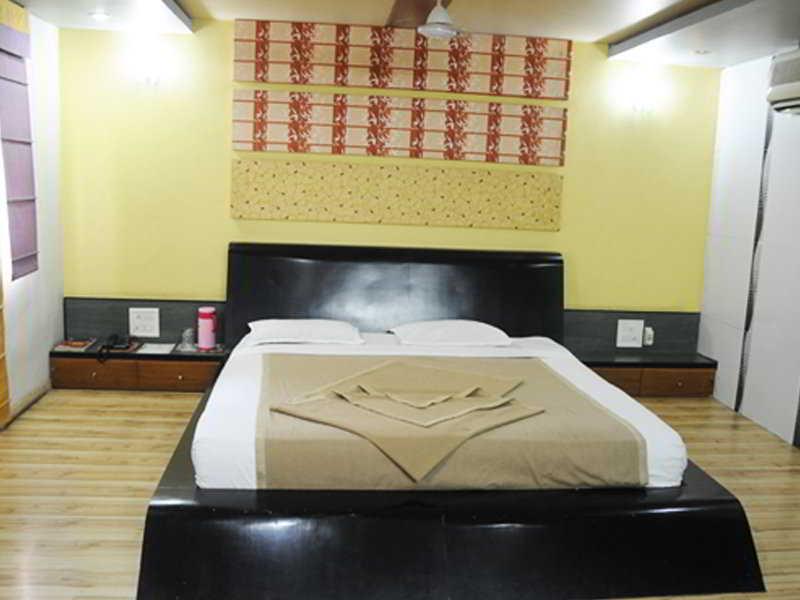 Neelkanth Paradise Hotel Ahmedabad Exterior foto